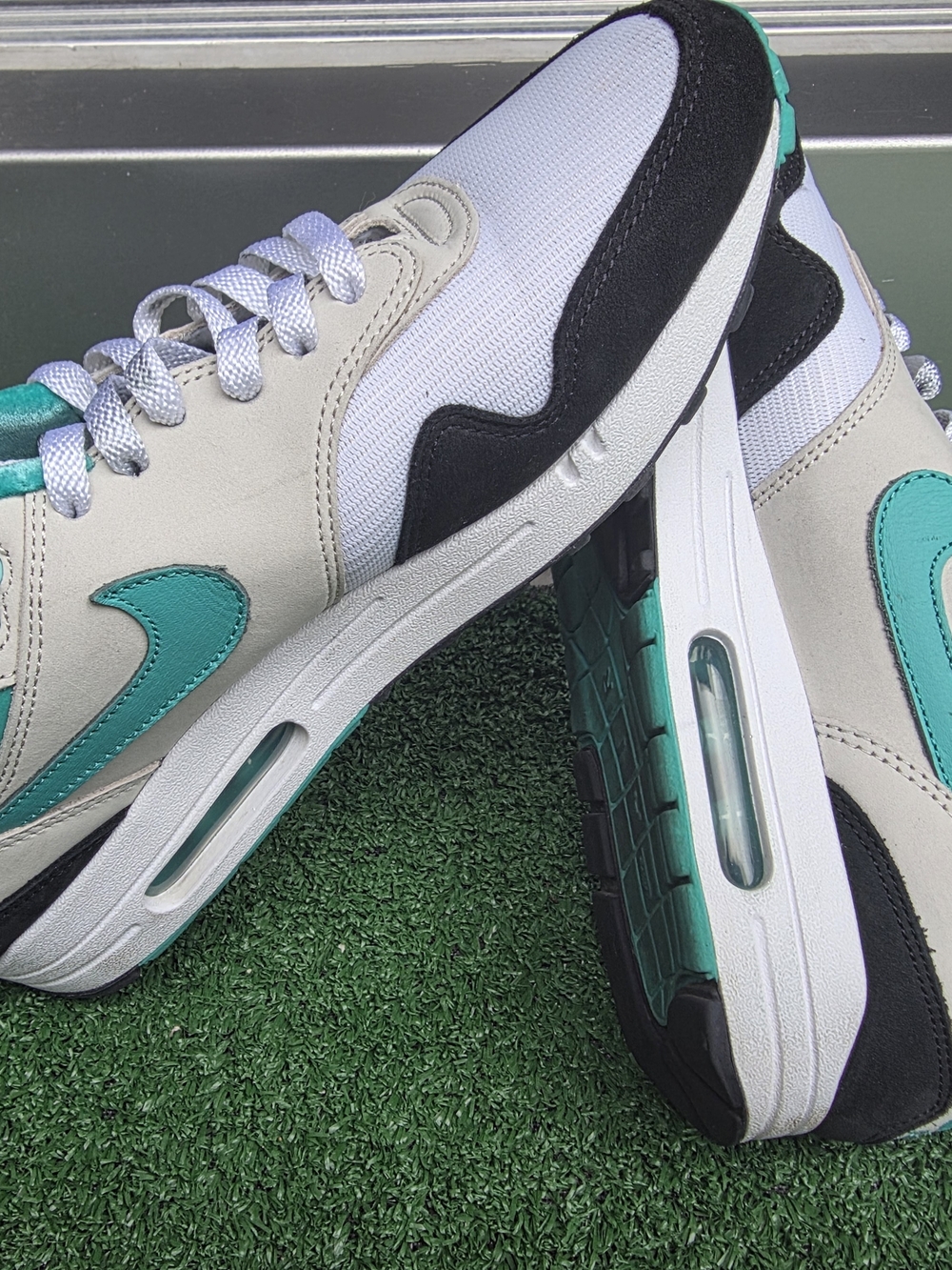 Nike Women's Sneakers in White, Black and Teal